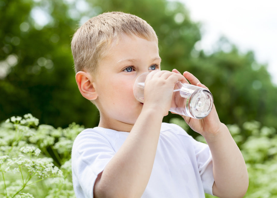 uống đủ nước giúp cải thiện sức khỏe tổng thể.