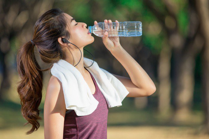 Nước cũng thúc đẩy quá trình tiêu hóa, cải thiện sức khỏe đường ruột.