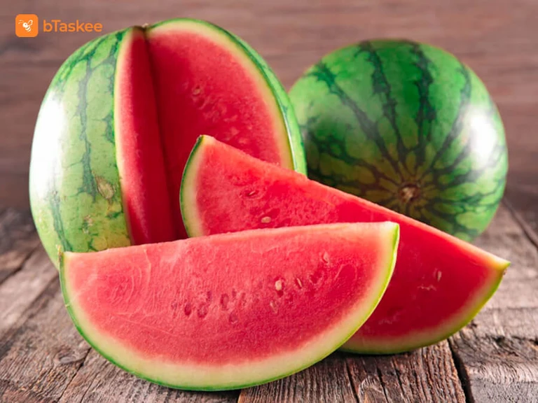 Dưa hấu chứa nhiều nước, giúp lấp đầy dạ dày, hạn chế tình trạng ăn quá nhiều