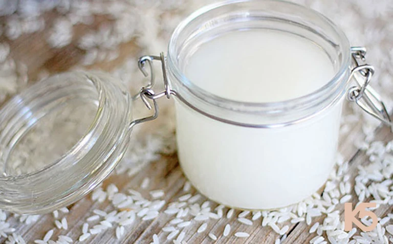 sử dụng nước vo gạo giúp trắng da sạch mụn