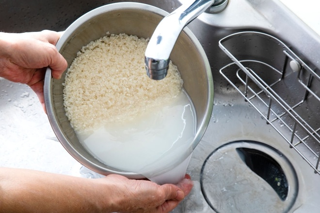 sử dụng nước vo gạo giúp trắng da sạch mụn