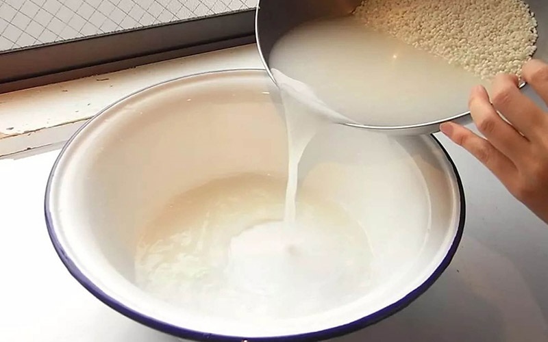 nước vo gạo làm trắng da, chống lão hóa và ngăn ngừa mụn. 