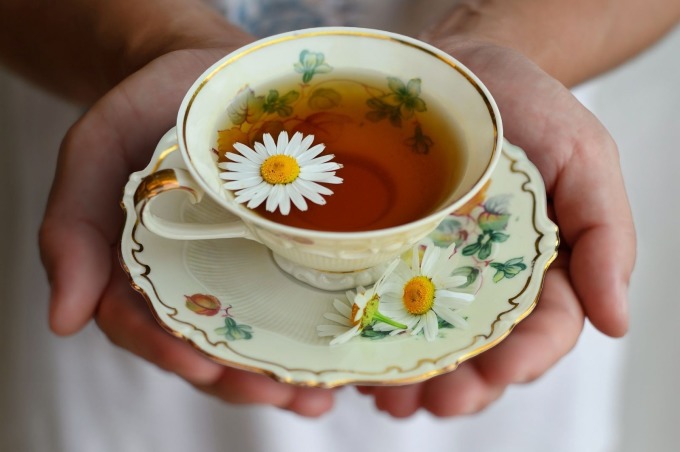 uống trà hoa cúc giúp giảm cân hiệu quả