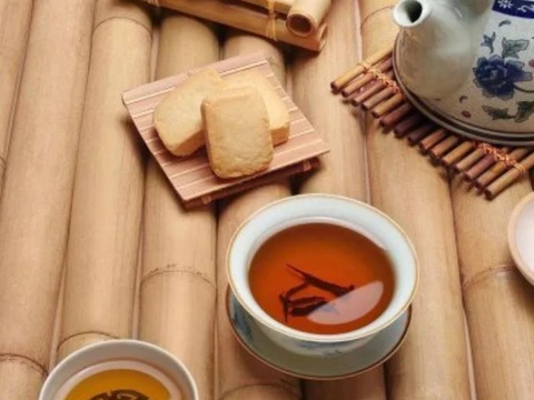 không nên để trà qua đêm