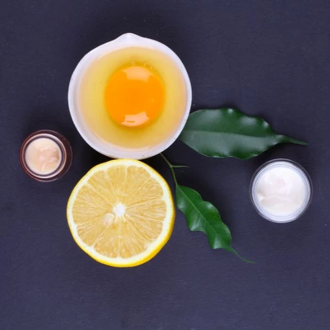 mặt nạ chanh và trứng gà giúp kiềm dầu và se khít lỗ chân lông