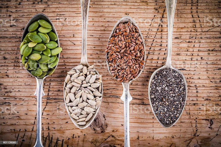 các loại hạt đều rất giàu chất sắt, chất béo không bão hòa đơn và axit béo omega-3.