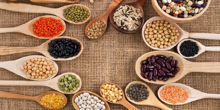 ngũ cốc nguyên hạt còn chứa nhiều vitamin B, selen, mangan và chất xơ.