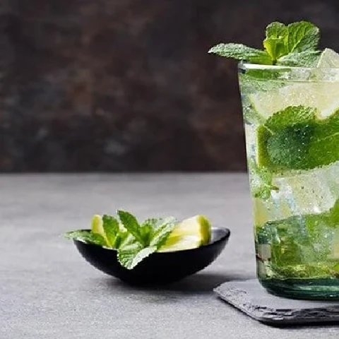 Uống trà xanh thường xuyên giúp đốt cháy mỡ nội tạng.