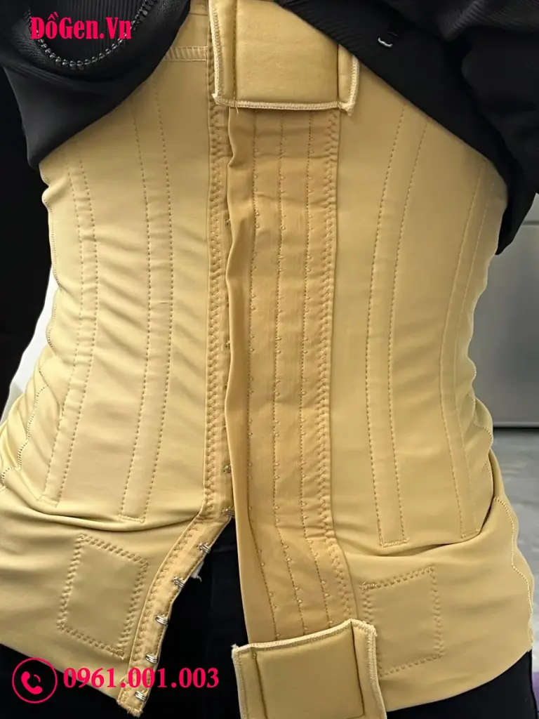Cận cảnh áo gen định hình faja với thiết kế móc gài trên thân áo thay vì dây kéo, giúp ép phẳng bề mặt da, giảm sưng nề an toàn và không gây hằn lún.