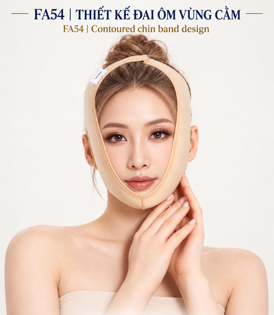 Người mẫu đeo đai định hình mặt FA54 màu da, hai tay đặt gần vùng cằm
