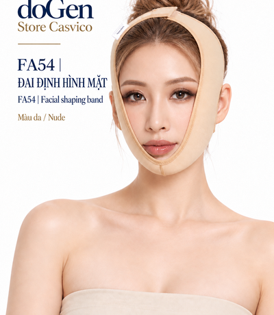 Người mẫu nhìn chính diện đeo đai định hình mặt màu da với phần đai ôm dưới cằm