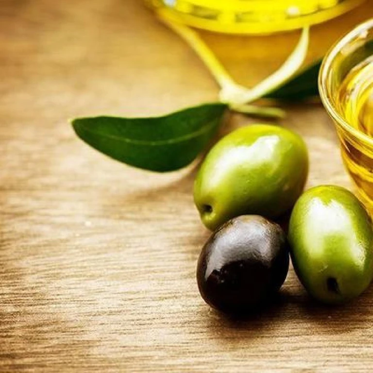 dau oliu thich hop voi nhung lan da kho do kha nang duong am da. ngoai da dau oliu cung duoc dung de tri mun
