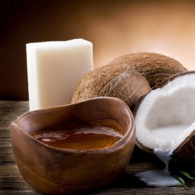 phuong phap lam dep bang dau dua rat don gian. ban co the dung dau dua de duong toc,, duong mi, duong moi, duong da,...